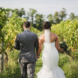 Deer Run Winery - Bridal Couple in vineyard 
Photo: Rich Paprocki