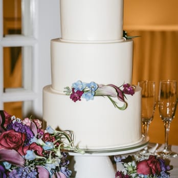 Studio Cake - Wedding cake by Studio Cake, flowers by Laurie Chestnutt Florals - Bakeries Near Me - Menlo Park, California