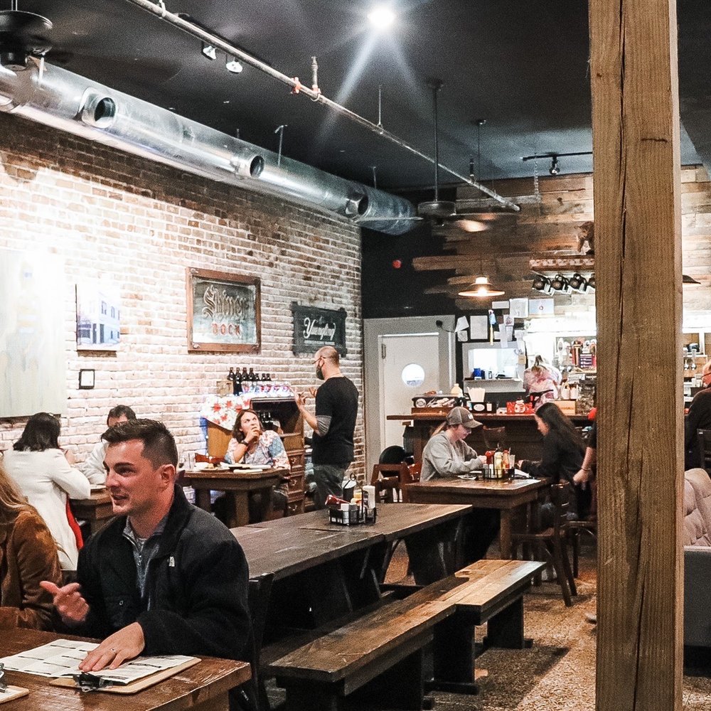 The Porter - people sitting at tables in a restaurant - Pubs Near Me - Hattiesburg, Mississippi The Porter - people sitting at tables in a restaurant - Pubs Near Me - Hattiesburg, Mississippi