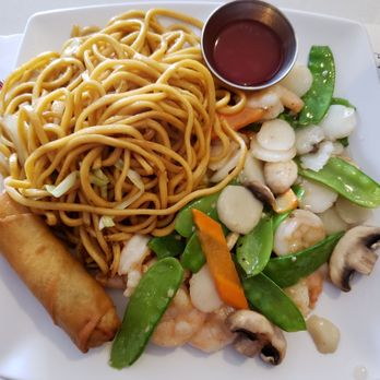 Hunan Kitchen - Lunch special - snow peas with prawns. For the side you get a choice of chow mein, fried rice or steamed rice with an egg roll. - Cantonese Near Me - Rohnert Park, California