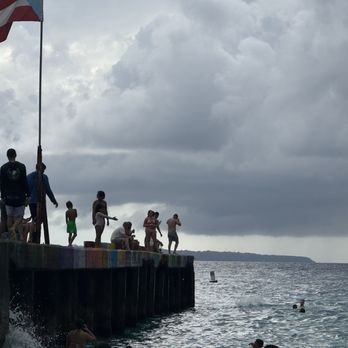 Crash Boat Beach - People jumping into water - Beaches Near Me Crash Boat Beach - People jumping into water - Beaches Near Me