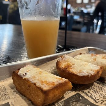 That Pizza Place - Hazy Sculpin and Cheesy Garlic Bread - Pizza Near Me - Carlsbad, California