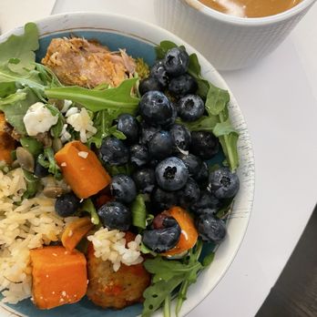 Escape Lounges - Salad - Airport Lounges Near Me - Syracuse, New York Escape Lounges - Salad - Airport Lounges Near Me - Syracuse, New York