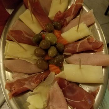 Estaca Zero - Charcuterie Plate, 8 euros - Fado Houses Near Me - Lisbon, 11