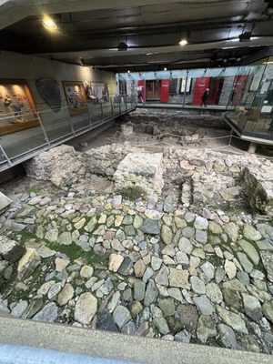 Hall of the Red Earl by null