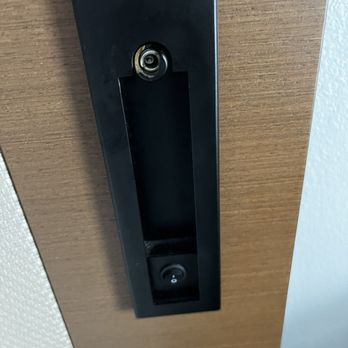 DoubleTree by Hilton Ocean City Oceanfront - Broken bedside light fixture - Hotels Near Me - Ocean City, Maryland