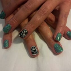 Nailsbykellyh - Soak off gel nails with an added nail art.
