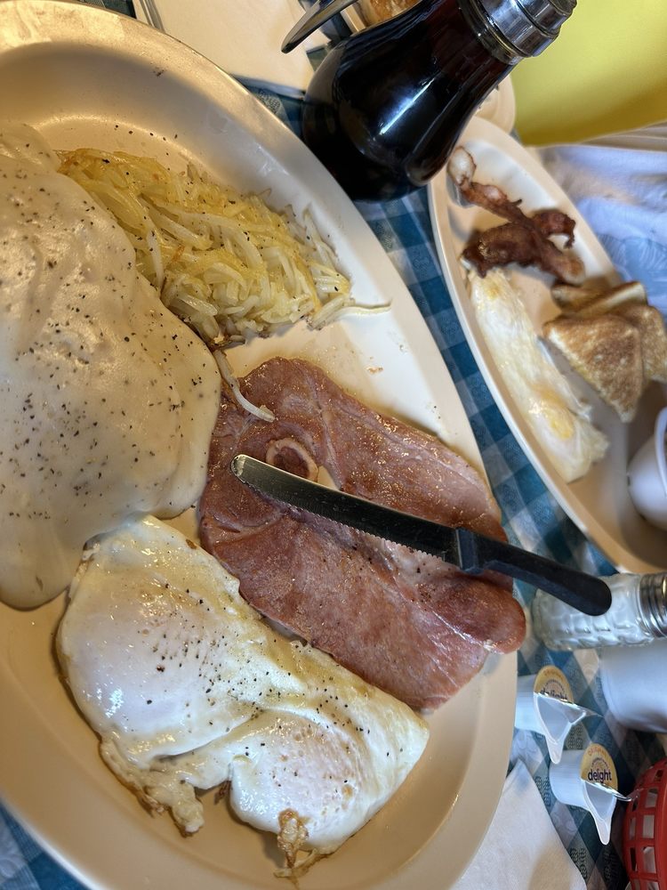 Hometown Kitchen Logo