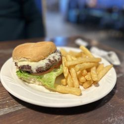 Cafe Dutchess - Cheeseburger with fries