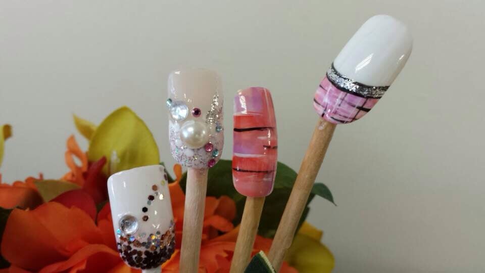 Maria's Nails Salon Logo