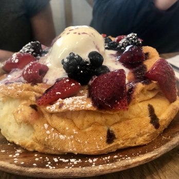 Aloha Kitchen - Berry Soufflé Pancake - Breakfast & Brunch Near Me - Honolulu, Hawaii Aloha Kitchen - Berry Soufflé Pancake - Breakfast & Brunch Near Me - Honolulu, Hawaii