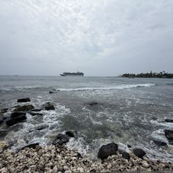 Kona Inn Shopping Village - Black and white rocks of Kona