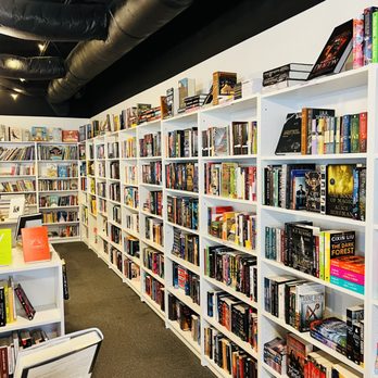Bear Den Books - Bookstores Near Me - Knoxville, Tennessee