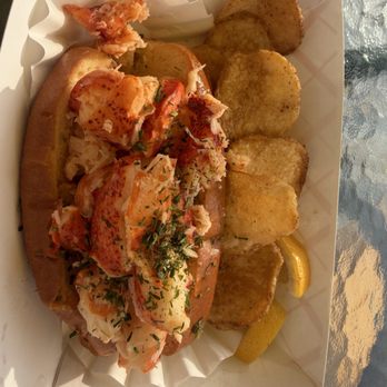 Olcott Lobster - Warm lobster roll/ house chips - Sandwiches Near Me - Burt, New York