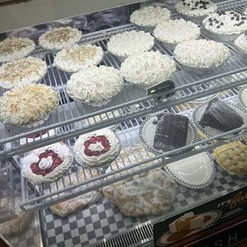 Black Bear Diner Porterville - Pies on display - Diners Near Me - Porterville, California