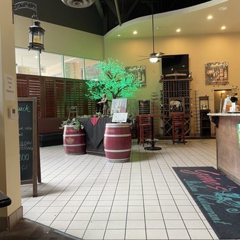 Gino's Ristorante - Well decorated - Pizza Near Me - Lancaster, California