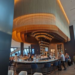 Delta Sky Club - The center of all things, the bar!