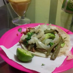 Tacos de Mamá Betita - Carne enchilada con salsa de cacahuate