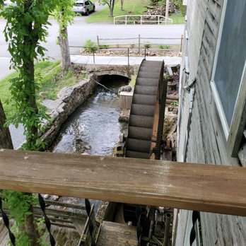 Olde Mill Inn Bed and Breakfast - The old wheel - Hotels Near Me - Cumberland Gap, Tennessee