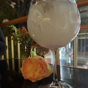 Le Chat Blanc - Litchi Paradise Cocktail w/Henrdicks instead of Soho - French Near Me - Paris, 75 Le Chat Blanc - Litchi Paradise Cocktail w/Henrdicks instead of Soho - French Near Me - Paris, 75