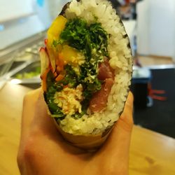 The Hip Fish - El mejor Sushi burrito de Barcelona!!! Excelente comida, buen precio y buen trato, local ideal para ir con amigos.