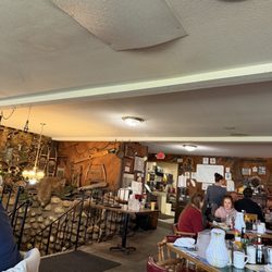 Gwennies Old Alaska Restaurant - Rustic and comfortable atmosphere