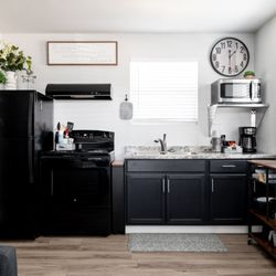Wrenwood Ranch - Sauceda Cottage Kitchen