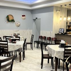 Love Pho & Boba - Seating area