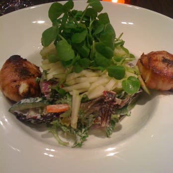 Vintro - Salade met appeltjes, gebakken geitenkaas en spek - Wine Bars Near Me - Wijnegem, VAN