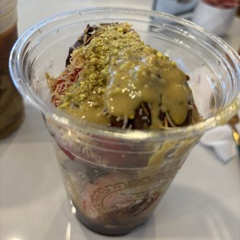 The Hanging Gardens Cafe - Dubai strawberry chocolate - Coffee & Tea Near Me - Vienna, Virginia