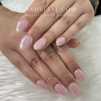 Sydney Le - Holographic Chrome Almond Shaped Nails - Nail Salons Near Me - Birmingham, Alabama