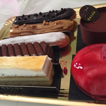 Pasteleria Dalua - La bandeja para casa con frambuesa encima de una galleta hecha x el Atelier - Patisserie/Cake Shop Near Me - Elx, A