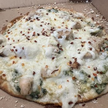B&B Theatres Topeka Wheatfield 9 - Chicken,spinach artichoke pizza - Cinema Near Me - Topeka, Kansas
