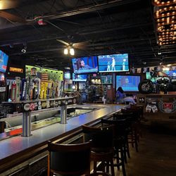 Old Tom's Sports Bar - Miami Springs - Bar area