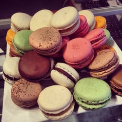 Compañía de Chocolates - Macarons a la vista en el mostrador