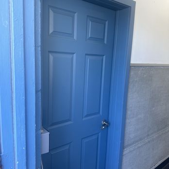 Light and Bright Laundry - The bathroom with no sign saying broke. - Laundromat Near Me - Long Beach, California Light and Bright Laundry - The bathroom with no sign saying broke. - Laundromat Near Me - Long Beach, California