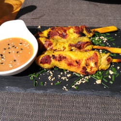 Prick Thai - Brochetas de pollo con salsa de coco y cacahuete
