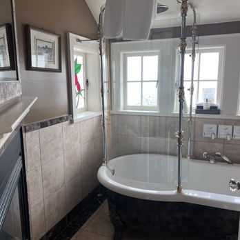 Abigail's Hotel - Fireplace, rainfall shower head, and a huge clawfoot rub--what's not to love?! - Hotels Near Me - Victoria, British Columbia