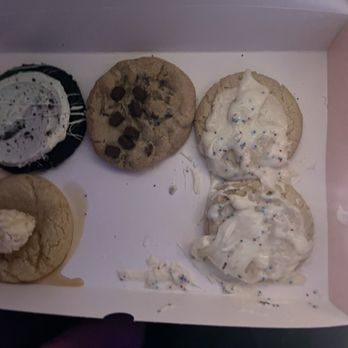 Crumbl - Schaumburg - Everything was cold and they my cookies are messed up - Desserts Near Me - Schaumburg, Illinois