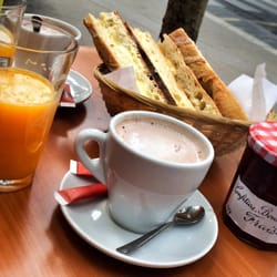 Aux Ours - Petit déjeuner en terrasse - tartines // confiture // orange pressée // 1 boisson chaude - 7€ en juin 2015