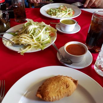 El Gaucho - Ensalada de la casa y empanada - Argentine Near Me - Monterrey, NLE