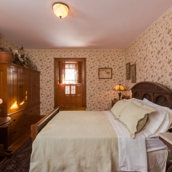 Allyn Mansion - Butler's Room at the Allyn Mansion - Hotels Near Me - Delavan, Wisconsin
