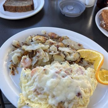Golden Egg Cafe - California Omelette and Side Banana Bread! - Breakfast & Brunch Near Me - Oxnard, California