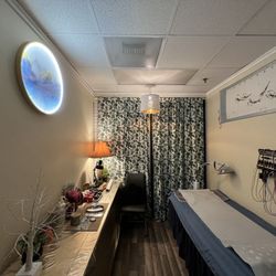 Natural Acupuncture & Cupping Center - Treatment room