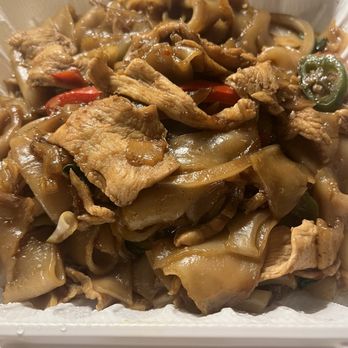 Surreal  Thai Kitchen and Bar - Hang Over Noodle with chicken. - Thai Near Me - Centreville, Virginia