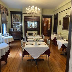 Hoyt House Bed & Breakfast - Breakfast room-Keurig available all day