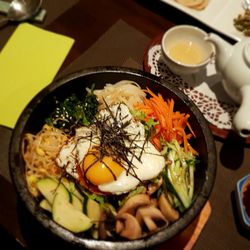 Restaurant Gautor Korea - Bibim Bab- Reistopfgericht mit verschiedenem Gemüse in einer heißen Steinschüssel serviert