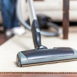 Aztec Cleaning Services - Vacuuming every corner - deep house cleaning in San José, Palo Alto & Morgan Hill for spotless floors