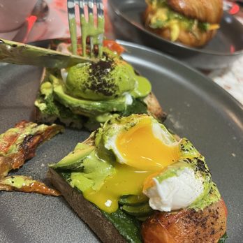Parakeet Cafe - Brentwood - Egg Benedict - Breakfast & Brunch Near Me - Los Angeles, California
