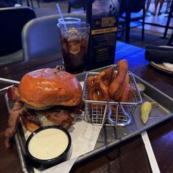 360 Sports at Agua Caliente - Rancho Mirage - Wagyu burger and onion rings; yum!